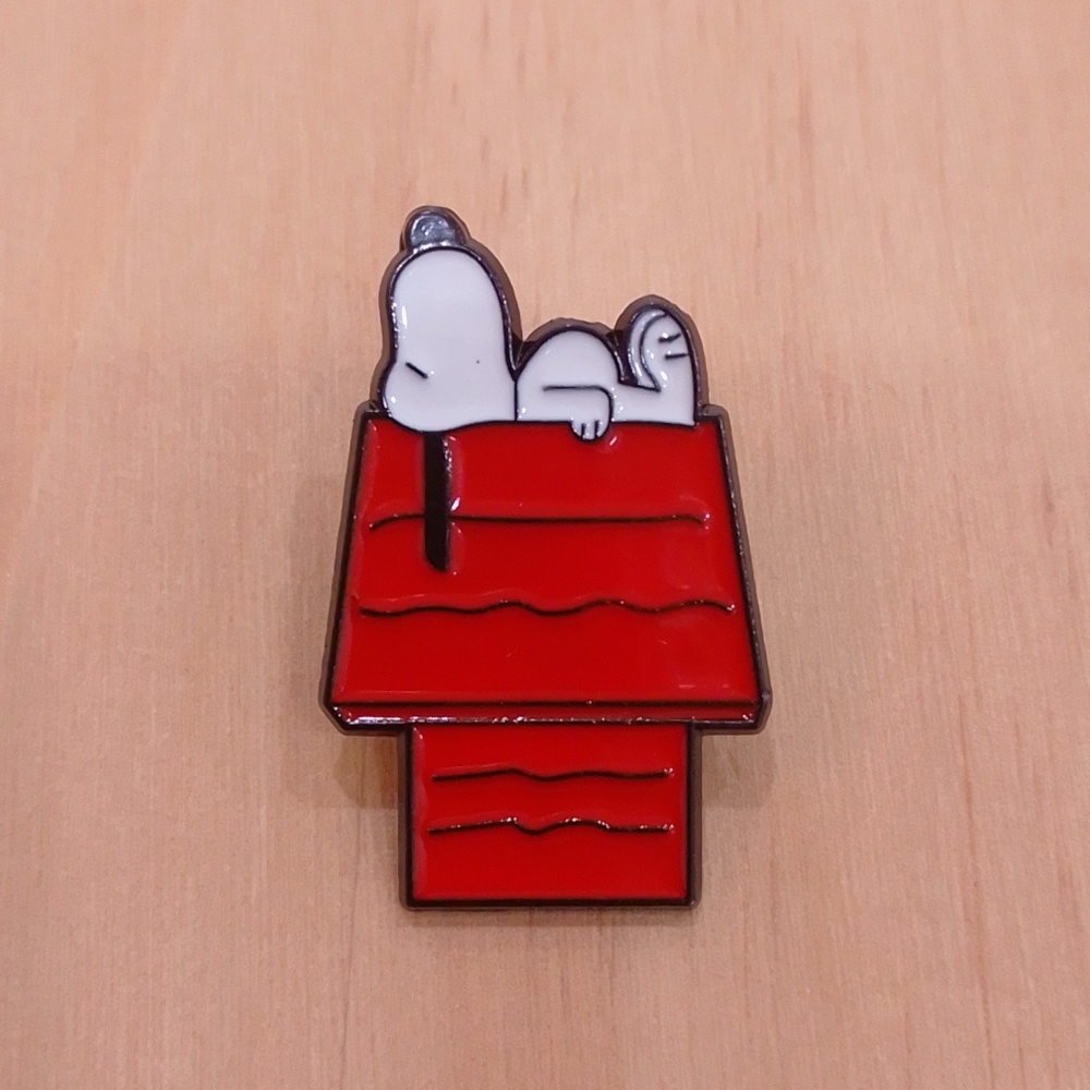 🆕 Peanuts Snoopy Dog House Enamel Pin Brooch Charlie Brown